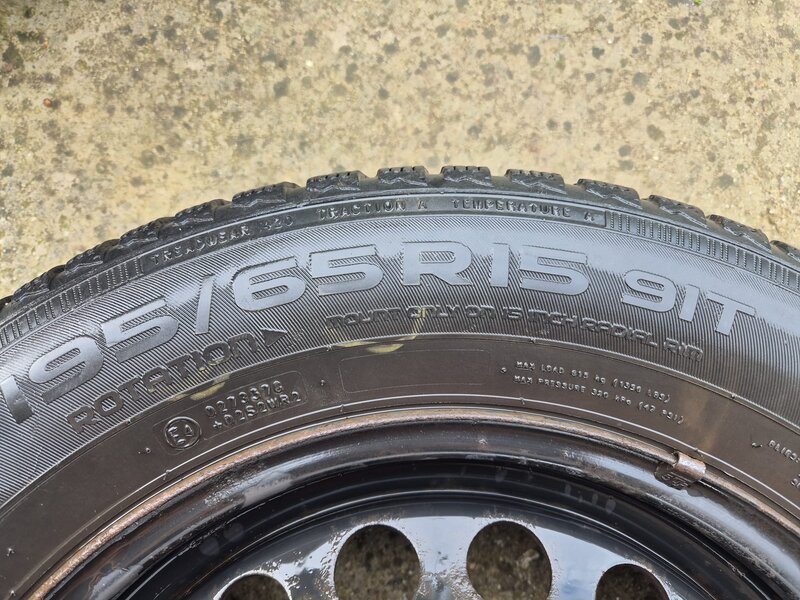 Vand set complet roti iarna anvelope Nokian (195/65 R15) + jante otel