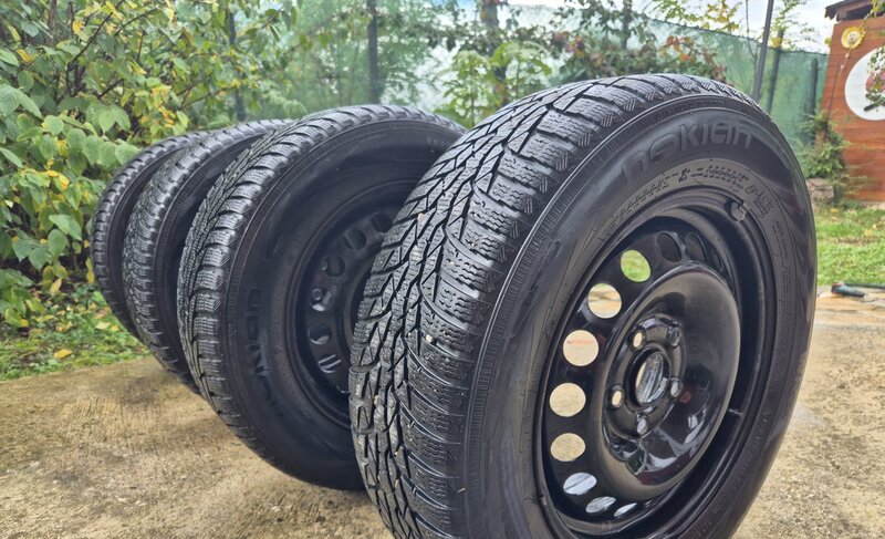 Vand set complet roti iarna anvelope Nokian (195/65 R15) + jante otel